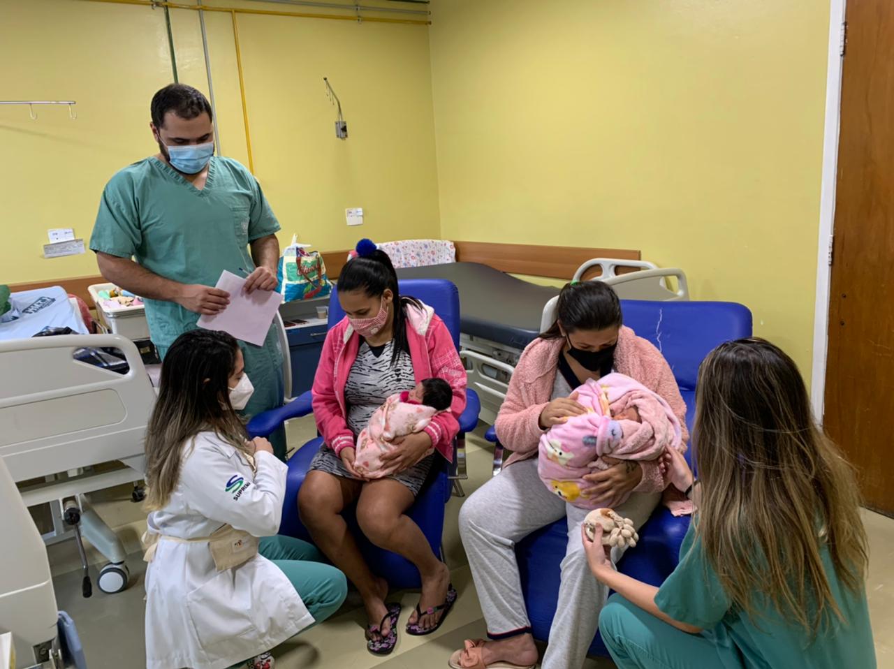 estudante de enfermagem auxiliando mãe na amamentação